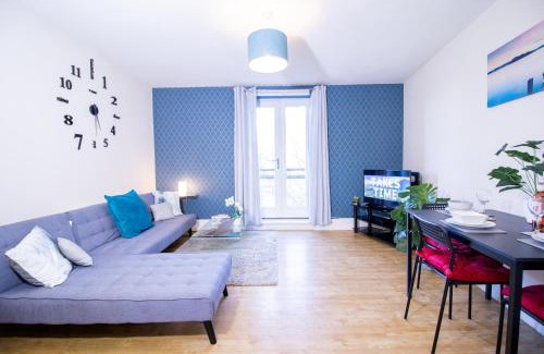 Milton Keynes Apartment | SPACIOUS 2 bed 2 bathroom Apartment with parking! CONTRACTORS & BUSINESS stays Managed by Chique Properties Ltd