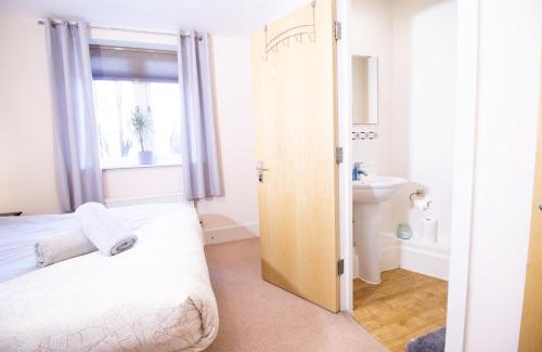Milton Keynes Apartment | SPACIOUS 2 bed 2 bathroom Apartment with parking! CONTRACTORS & BUSINESS stays Managed by Chique Properties Ltd