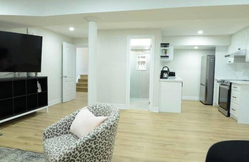 Richmond Hill House | Spacious 2-Bed-Room near Yonge & Major Mackenzie