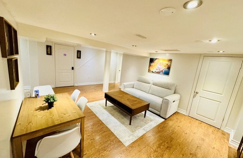 Brampton House | Spacious 2-Bedroom Apartment Near Pearson Airport – Perfect for Families and Groups