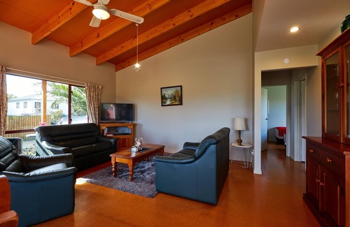 Kaikoura Cottage | Spacious 2 Bedroom Cottage with Awesome Mountain View