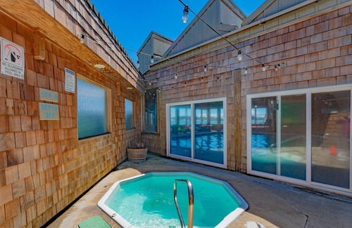 Newport Apartment | Spacious 2-Bedroom Townhome with Balcony & Marina