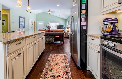 Woods Bay House | Spacious 2-Story Close to Lake-Marina-Fishing; 2 dogs-A/C-Mountain View