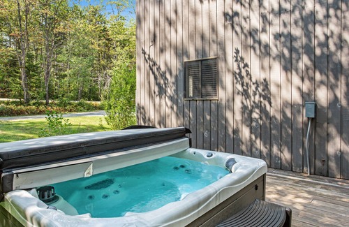 Stratton and Bromley Ski Areas House | Spacious 2-story home w/ hot tub, screened-in porch, firepit, and BBQ