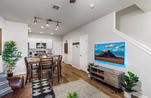 Draper House | Spacious 2-Story, Pet&Fam Friendly, WFH, Gym&Pool