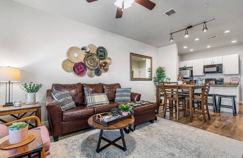 Draper House | Spacious 2-Story, Pet&Fam Friendly, WFH, Gym&Pool
