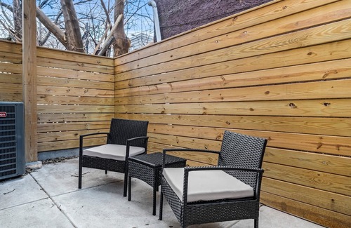 South Philadelphia Apartment | Spacious 2Bd/2Bth Modern Duplex Sleeps 6