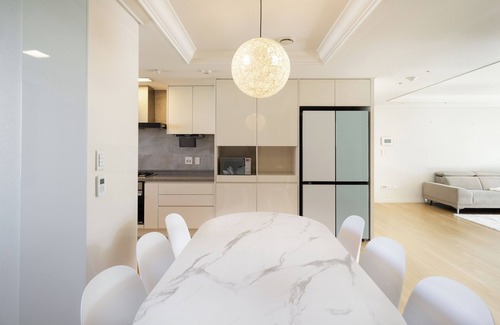Apgujeong Apartment | Spacious 2bdr 2bth Room in Gangnam 105m2