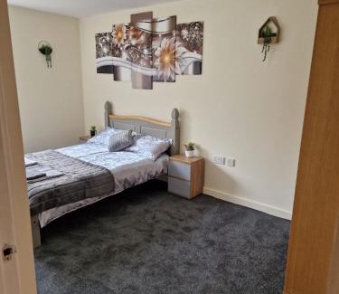 Vauxhall Apartment | Spacious 2BDR Flat for 5 in City Centre