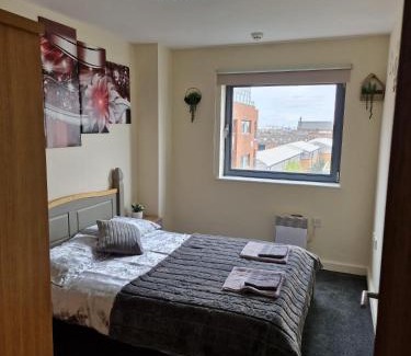 Vauxhall Apartment | Spacious 2BDR Flat for 5 in City Centre