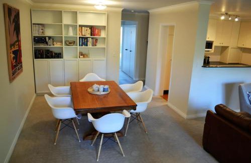 Reid Apartment | Spacious 2BR Heritage a few metres from the City - Hosted by Canstay