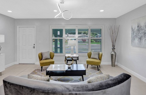 Central Corals House | Spacious 2BR in Coral Heights w BBQ/Pool, sleeps 6