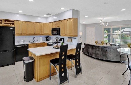 Central Corals House | Spacious 2BR in Coral Heights w BBQ/Pool, sleeps 6