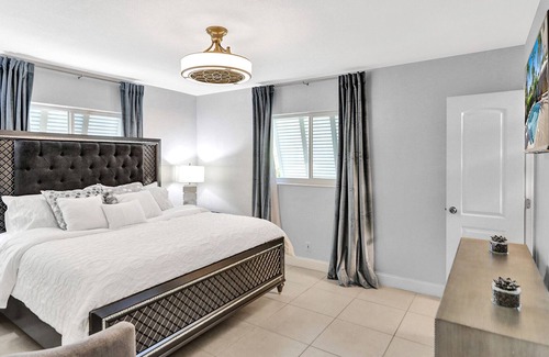 Central Corals House | Spacious 2BR in Coral Heights w BBQ/Pool, sleeps 6
