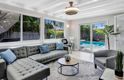 Central Corals House | Spacious 2BR in Coral Heights w BBQ/Pool, sleeps 6
