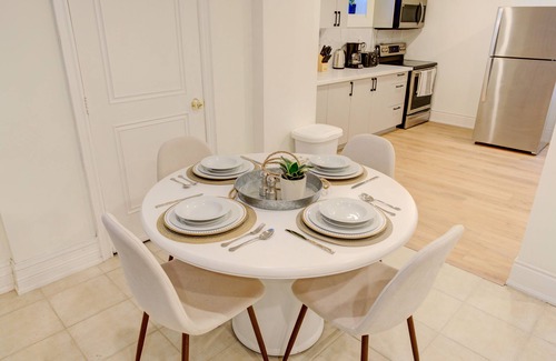 Churchill Meadows Apartment | Spacious 2BR Suite Fully Equipped W/Free Parking!