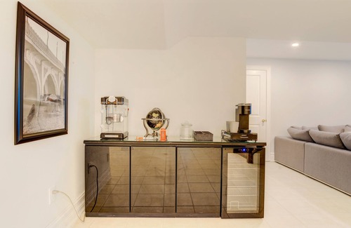 Churchill Meadows Apartment | Spacious 2BR Suite Fully Equipped W/Free Parking!