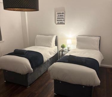 Edgbaston Apartment | Spacious 3-bed apartment close to Birmingham City with free parking with Netflix contractor stays welcome