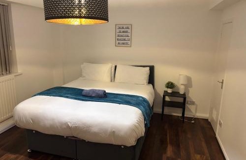 Edgbaston Apartment | Spacious 3-bed apartment close to Birmingham City with free parking with Netflix contractor stays welcome