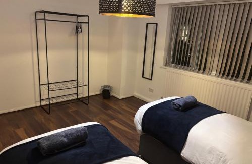 Edgbaston Apartment | Spacious 3-bed apartment close to Birmingham City with free parking with Netflix contractor stays welcome