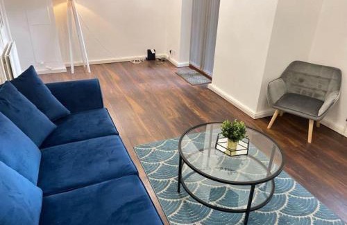 Edgbaston Apartment | Spacious 3-bed apartment close to Birmingham City with free parking with Netflix contractor stays welcome