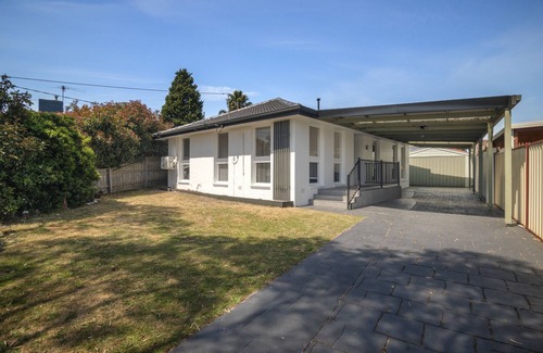Melbourne House | Spacious 3-Bed House with Outdoor Dining & BBQ