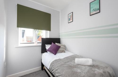 Ashford House | Spacious 3 Bed House For 5- City Central - Free Parking