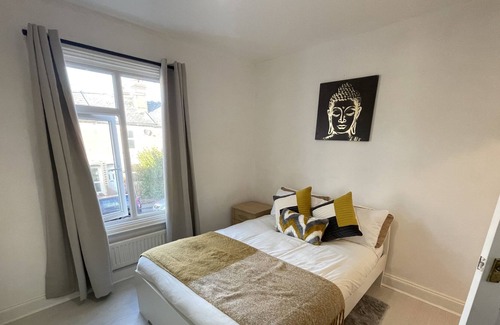 Reading House | Spacious 3 bed in Reading Centre With Parking!
