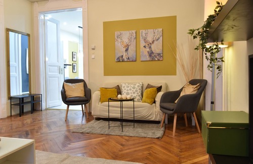 Csarnok negyed Apartment | Spacious 3-bedroom apartment in charming Budapest with AC, WiFi