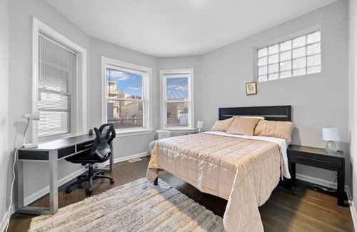 Woodlawn Apartment | Spacious 3-bedroom apartment in cool Chicago with WiFi, AC