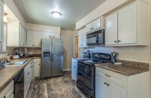 Del City House | Spacious 3-Bedroom Home - Pet Friendly with Fenced Backyard