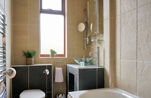 Falkirk House | Spacious 3-Bedroom House in Falkirk