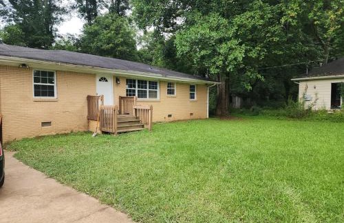 Church Street Apartment | Spacious 3-Bedroom House in Atl