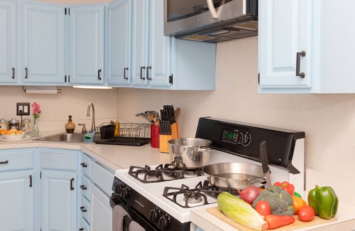 Jersey City Apartment | Spacious 3-Bedroom Victorian Apt w/Sauna, Free Parking, Close To Trains to NYC!