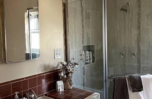 Hanford House | Spacious 3-Bedroom with fast internet and 65" TV