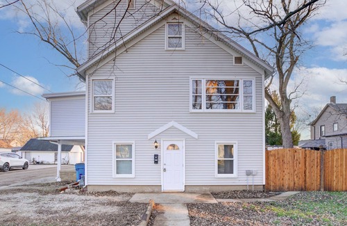 Mendota House | Spacious 3BD Apartment |King Bed, Fenced Yard!