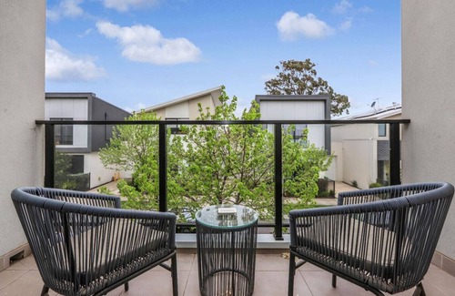 West Footscray Apartment | Spacious 3BR Family Home with Backyard, Fast WiFi, and Free Carpark