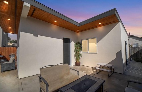 Oakland House | Spacious 3BR Home + Private 2BR Guest house – Ideal for Groups