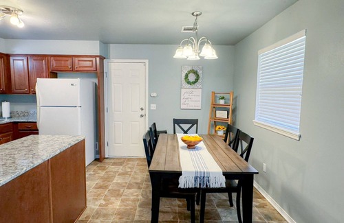 Business District Apartment | Spacious 3BR Oasis Rainshower Mins to Downtown