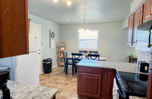 Business District Apartment | Spacious 3BR Oasis Rainshower Mins to Downtown