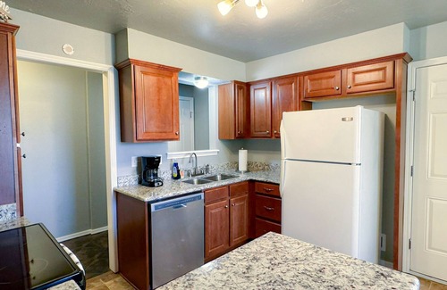 Business District Apartment | Spacious 3BR Oasis Rainshower Mins to Downtown