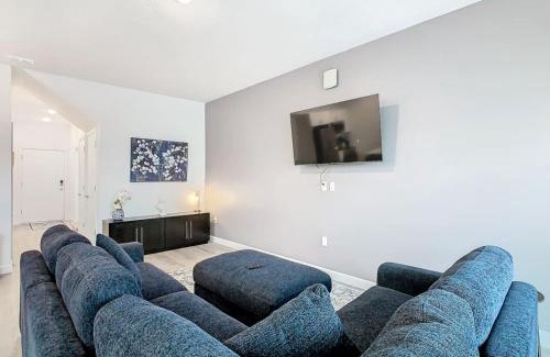 Loughman House | Spacious 3BR plus Den with Hot Tub, Near Disney