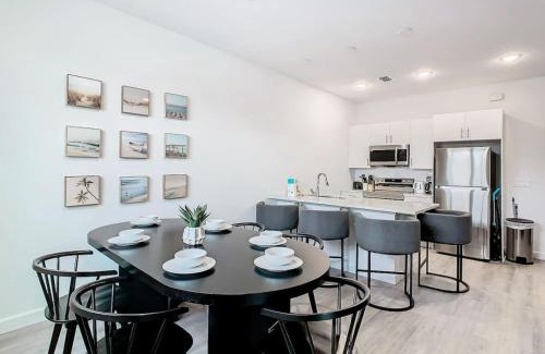 Loughman House | Spacious 3BR plus Den with Hot Tub, Near Disney