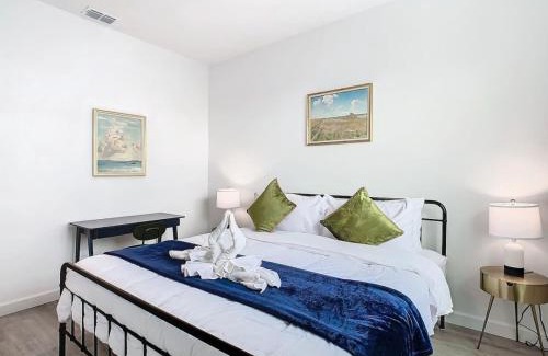 Loughman House | Spacious 3BR plus Den with Hot Tub, Near Disney