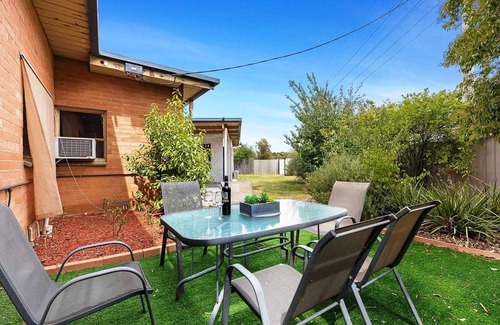 Strathmerton House | Spacious 4 Bdrm Country Home, Family and Pet Friendly
