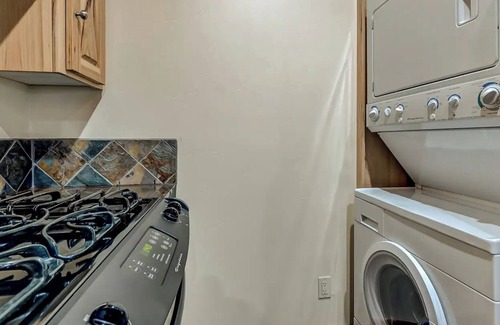 Pla-Vada Woodlands House | Spacious 4 bdrm + loft, Hot Tub, Game Room, Separate ADU, Ski Boreal, Sugar Bowl