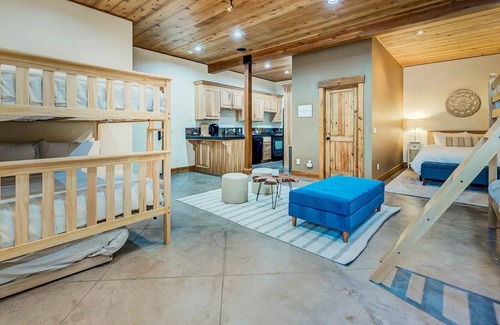 Pla-Vada Woodlands House | Spacious 4 bdrm + loft, Hot Tub, Game Room, Separate ADU, Ski Boreal, Sugar Bowl