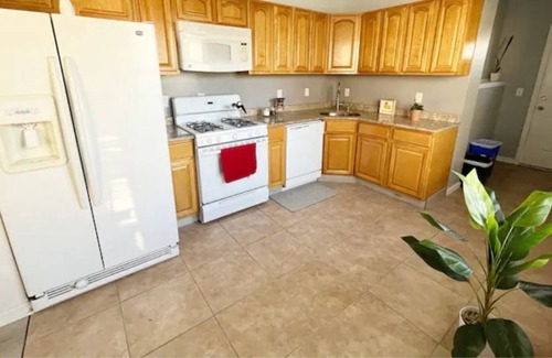 North Bergen Apartment | Spacious 4 bed 2.5 bath close to NYC FREE Parking!