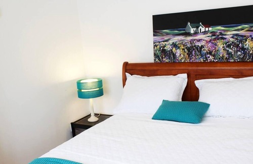 Two Mile Ash House | Spacious 4 Bed Home in Milton Keynes -free parking