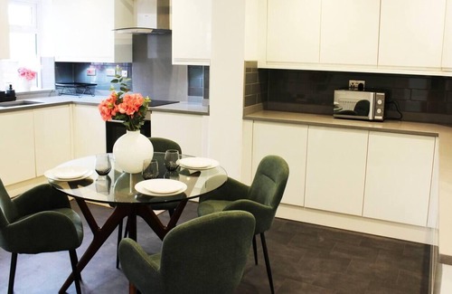 Two Mile Ash House | Spacious 4 Bed Home in Milton Keynes -free parking